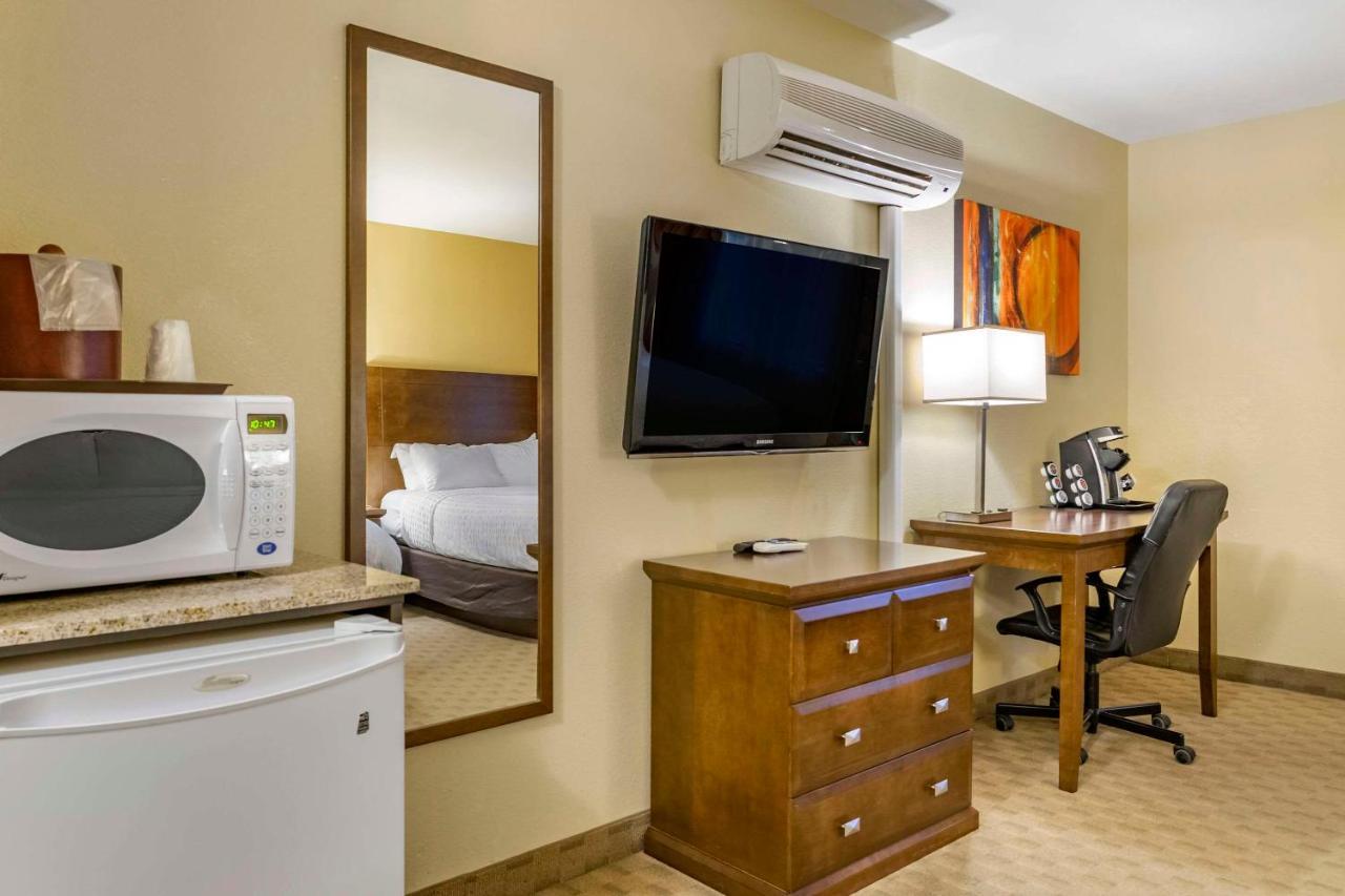 Quality Inn & Suites Winkler Esterno foto