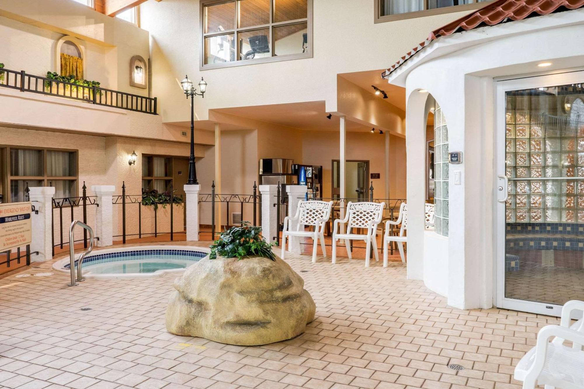 Quality Inn & Suites Winkler Esterno foto